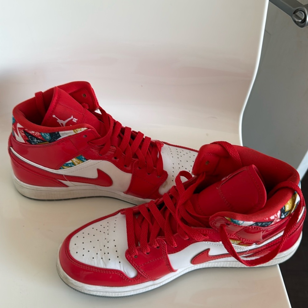 Unisex size 8W and fits 8.5W comfortably size 7Y men